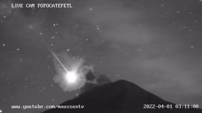 Captan luz que colisionó contra el volcán Popocatépetl