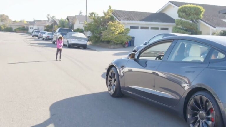 Prueban auto Tesla con niños reales